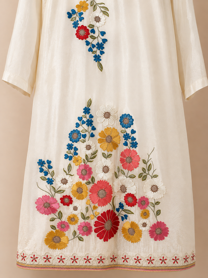 Women’s Off-white crepe kurta set with hand painted chiffon dupatta in S