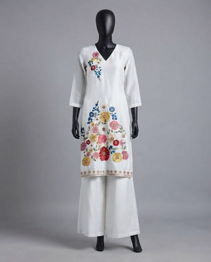 Women’s Off-white crepe kurta set with hand painted chiffon dupatta in S