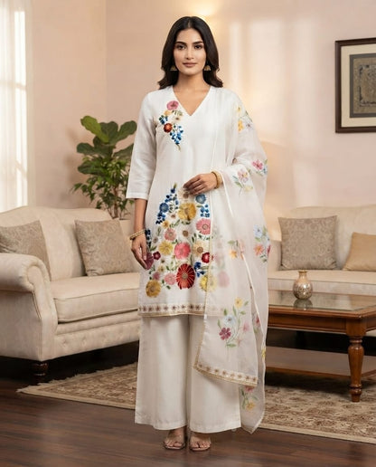 Women’s Off-white crepe kurta set with hand painted chiffon dupatta in S