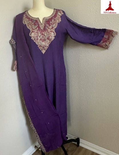 Women's muslin silk purple kurta set with organza applique neck in L